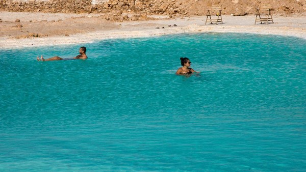 Tak heran para turis sangat betah berendam di kolam tersebut. Selain mempunyai air yang biru dan jernih, kolam tersebut mengandung banyak garam, sehingga kolam renang alami ini terlihat menakjubkan bak mengapung.