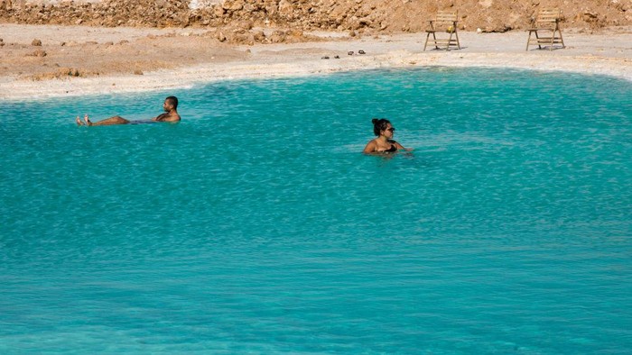 Menikmati Keindahan 'Kolam Renang' Alami yang ada di Tengah Gurun Mesir Oasis Siwa merupakan salah satu pemukiman terpencil di Mesir. Tempat ini juga sudah menjadi tujuan wisata yang populer karena adanya kolam renang alami yang sangat indah.