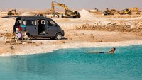 Air yang biru serta pemandangan yang indah, Oasis Siwa ini dijulukki sebagai kolam renang alami.