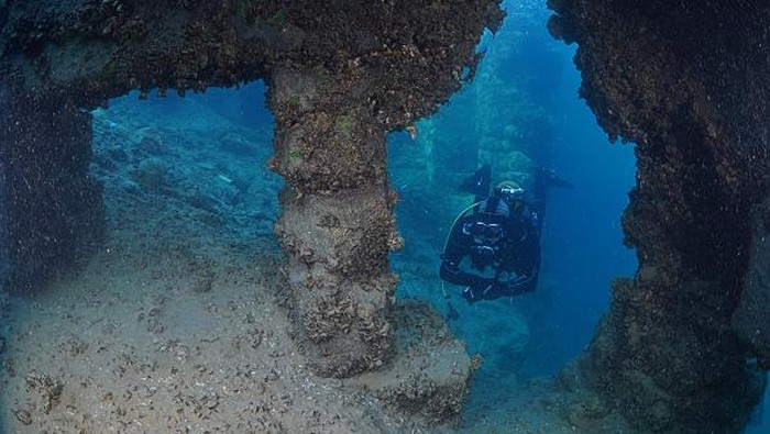 DIYARBAKIR, TURKIYE - NOVEMBER 30: A diver swims through the historical ruins of Ottoman, Byzantine, Roman, Assyrian, and Seljuk origin submerged in water at Dicle Dam Lake in Diyarbakir, Turkiye on November 30, 2022. Underwater cinematographer Tahsin Ceylan and his team dived into the Dicle Dam Lake, which has become the 