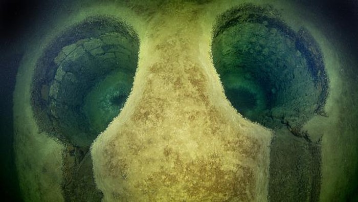 Menjelajahi Reruntuhan Era Romawi di Dasar Bendungan Turki DIYARBAKIR, TURKIYE - NOVEMBER 30: A diver swims through the historical ruins of Ottoman, Byzantine, Roman, Assyrian, and Seljuk origin submerged in water at Dicle Dam Lake in Diyarbakir, Turkiye on November 30, 2022. Underwater cinematographer Tahsin Ceylan and his team dived into the Dicle Dam Lake, which has become the