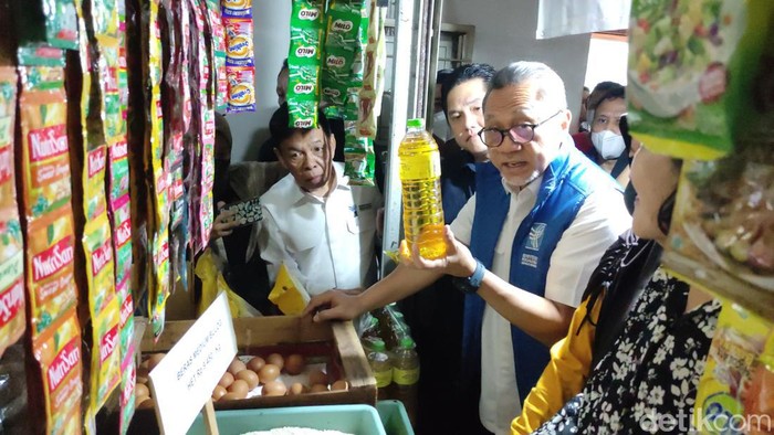 Menteri Perdagangan Zulkifli Hasan cek harga kebutuhan pokok di Pasar Rasamala Banyumanik, Kota Semarang, Jumat (2/12/2022).