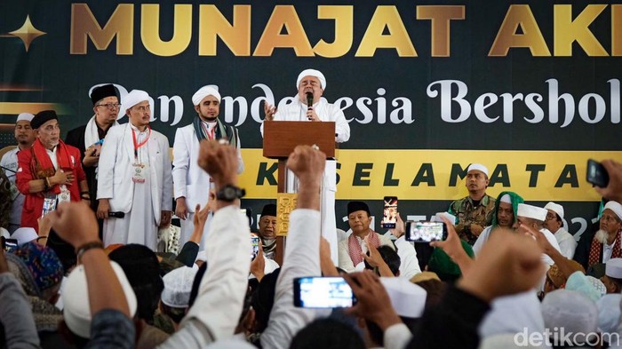 Habib Rizieq Shihab memberikan tausyiah di reuni 212. Habib Rizieq mengaku awalnya tidak ingin ikut reuni 212 jika dalam bentuk demo.