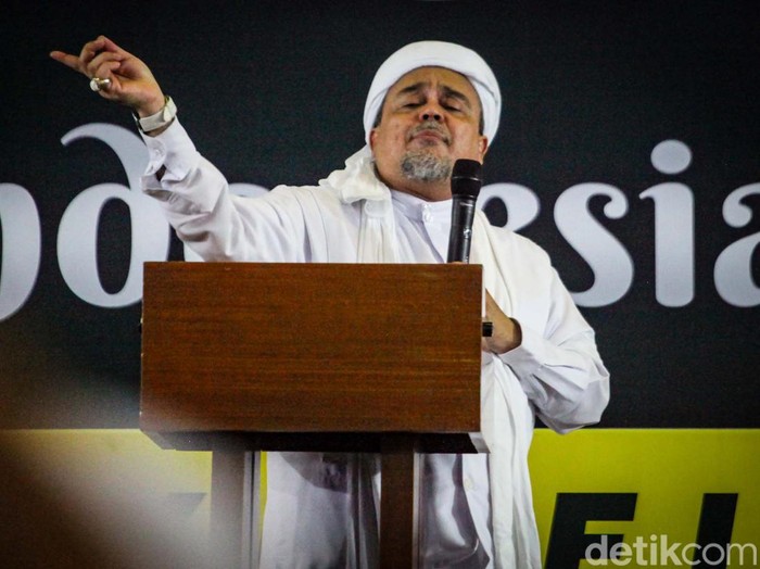 Habib Rizieq Shihab memberikan tausyiah di reuni 212. Habib Rizieq mengaku awalnya tidak ingin ikut reuni 212 jika dalam bentuk demo.