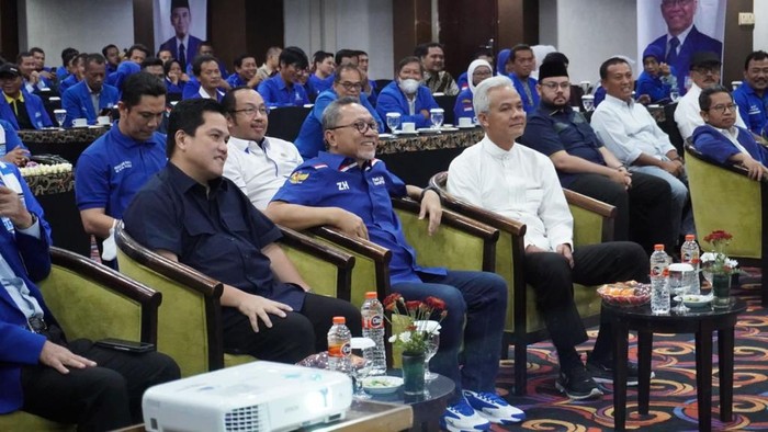 Momen Zulhas Bicara Soal PAN Bakal Dukung Ganjar Ketua Umum PAN Zulkifli Hasan menerima aspirasi DPW PAN Jateng untuk mencalonkan Ganjar Pranowo sebagai capres PAN 2024 lewat Koalisi Indonesia Bersatu.