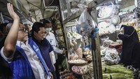 Keduanya terlihat berbincang dengan pedagang yang ada di pasar tersebut.