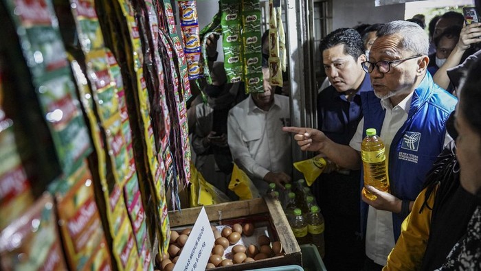 Momen Zulkifli dan Erick Thohir Kunjungi Pasar di Semarang Menteri Perdagangan Zulkifli Hasan (tengah) bersama Menteri Badan Usaha Milik Negara (BUMN) Erick Thohir (ketiga kiri) berbincang dengan pedagang saat melakukan kunjungan di Pasar Rasamala, Semarang, Jawa Tengah, Jumat (2/12/2022). Kunjungan tersebut untuk memantau ketersediaan bahan pokok dalam menghadapi Natal dan Tahun Baru. ANTARA FOTO/Dhemas Reviyanto/tom.