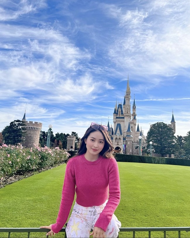Selama di Jepang Natasha Wilona mengunjungi beragam tempat wisata, salah satunya Tokyo Disneyland. Tak lupa Wilona pun berpose di depan kastil di Tokyo Disneyland. Foto: Instagram/@natashawilona12