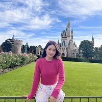 Selama di Jepang Natasha Wilona mengunjungi beragam tempat wisata, salah satunya Tokyo Disneyland. Tak lupa Wilona pun berpose di depan kastil di Tokyo Disneyland. Foto: Instagram/@natashawilona12