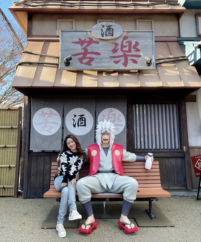 Wilona juga menyempatkan diri untuk mampir ke Desa Konoha. Desa Konoha sendiri merupakan tempat rekreasi bagi penggemar manga dan anime Naruto. Foto: Instagram/@natashawilona12