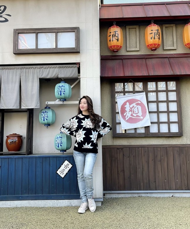 Bergaya santai mengenakan sweater bermotif yang dipadukan dengan celana jeans dan rambut panjang yang terurai, penampilan Wilona terlihat menawan. Tak sedikit netizen yang tampak memuji penampilan Wilona yang semakin cantik. Foto: Instagram/@natashawilona12