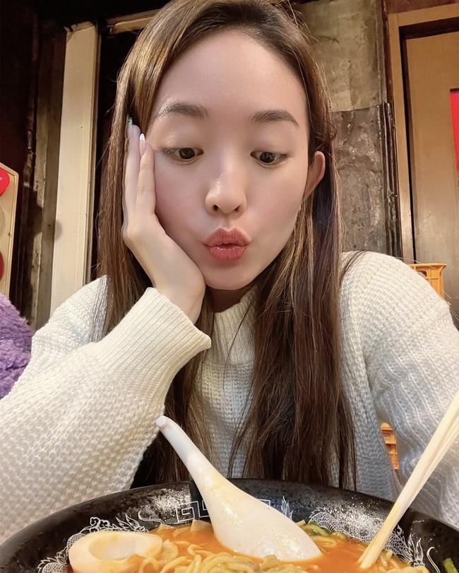 Selain menikmati keindahan negara Jepang, Wilona juga mencoba kuliner di sana. Salah satu makanan Jepang yang tak bisa dilewatkan ialah ramen. Foto: Instagram/@natashawilona12