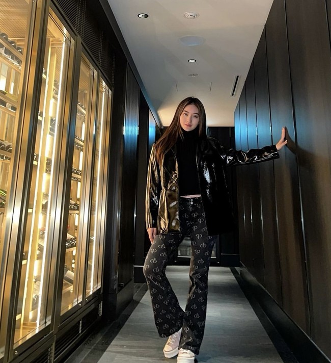 Gayanya yang satu ini pun tak kalah stylish. Mengenakan busana serba hitam dipadukan dengan sepasang sneakers putih, gaya Natasha Wilona terlihat stylish. Foto: Instagram/@natashawilona12