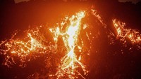 Lahar tersebut mengalir deras dari puncak gunung.