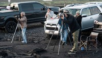 Para fotografer mengabadikan momen letusan Mauna Loa.