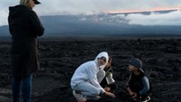Warga juga ikut melakukan pengamatan letusan gunung tersebut.