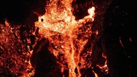 Lahar panas Gunung Mauna Loa keluar bagai air mancur, 30 November 2022.