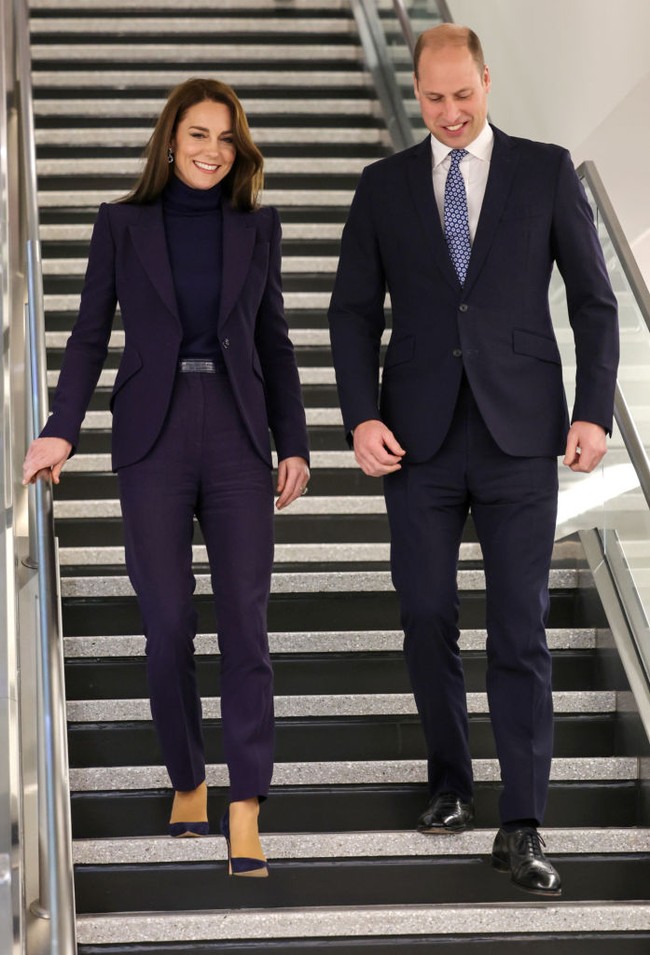 Pangeran William dan Putri Kate tiba di Logan International Airport, Boston, Massachusetts, pada 30 November 2022. Keduanya tampil kompak memakai busana hitam-hitam. Kate tampil smart casual dengan blazer, turtleneck dan celana navy sementara William memakai setelan jas hitam. Foto: Getty Images