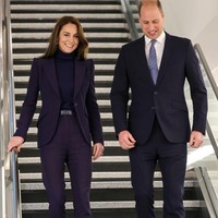 Pangeran William dan Putri Kate tiba di Logan International Airport, Boston, Massachusetts, pada 30 November 2022. Keduanya tampil kompak memakai busana hitam-hitam. Kate tampil smart casual dengan blazer, turtleneck dan celana navy sementara William memakai setelan jas hitam. Foto: Getty Images