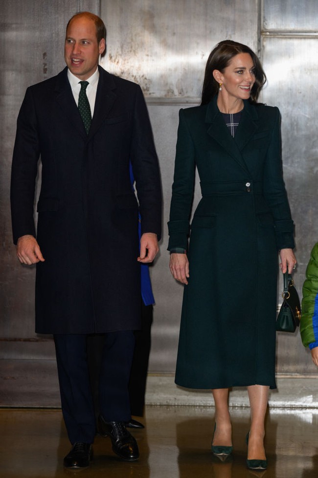 Prince dan Princess of Wales kembali tampil serasi saat mengunjungi Boston City Hall, untuk memulai hitungan mundur dalam perayaan Earthshot Prize Awards. Pasangan yang dikaruniai tiga anak itu mengenakan busana berpalet navy. Foto: Getty Images