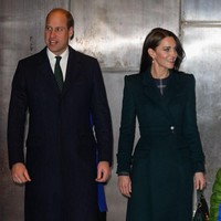 Prince dan Princess of Wales kembali tampil serasi saat mengunjungi Boston City Hall, untuk memulai hitungan mundur dalam perayaan Earthshot Prize Awards. Pasangan yang dikaruniai tiga anak itu mengenakan busana berpalet navy. Foto: Getty Images