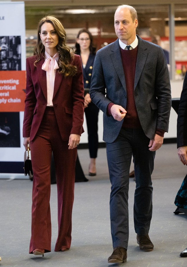 Keduanya memilih tampilan preppy look saat mengunjungi Greentown Labs pada Kamis (1/12/2022). Calon raja dan ratu Inggris ini menyelaraskan gaya mereka dengan busana merah marun. Foto: Getty Images