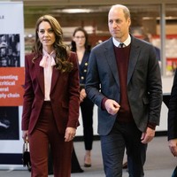 Keduanya memilih tampilan preppy look saat mengunjungi Greentown Labs pada Kamis (1/12/2022). Calon raja dan ratu Inggris ini menyelaraskan gaya mereka dengan busana merah marun. Foto: Getty Images