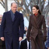 Kali ini Pangeran Willian dan Putri Kate tampil serasi dengan pilihan syal.Foto: Getty Images