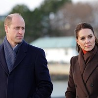 Meskipun tidak memakai busana berwarna senada, mereka sepakat memakai syal dengan gaya simpul yang sama. Foto: Getty Images