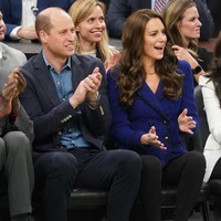 Nonton pertandingan NBA antara Boston Celtics melawan Miami Heat, Pangeran William dan Putri Kate kompak memakai busana bernuansa biru. Kate Middleton tampil smart casual dengan blazer dan celana panjang, sementara William mengenakan kemeja denim dipadu jas. Foto: Getty Images