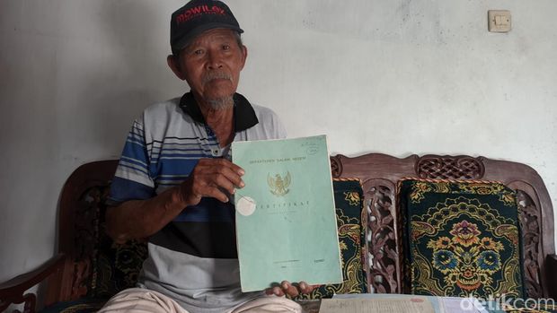Parwi kakek asal Demak, mengaku sawahnya terdampak tol namun tak mendapat ganti rugi, Jumat (2/12/2022).