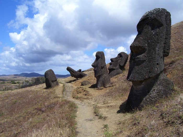 Patung kepala batu Moai di Pulau Paskah peninggalan orang Rapa Nui.