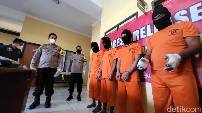 Pedoh, otak komplotan pembobol rumah kedua tangannya tampak diperban karena alergi