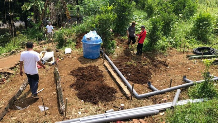Pembuatan MCK umum di Kampung Cibeureum, Desa Cibeureum, Kecamatan Cugenang, Cianjur.