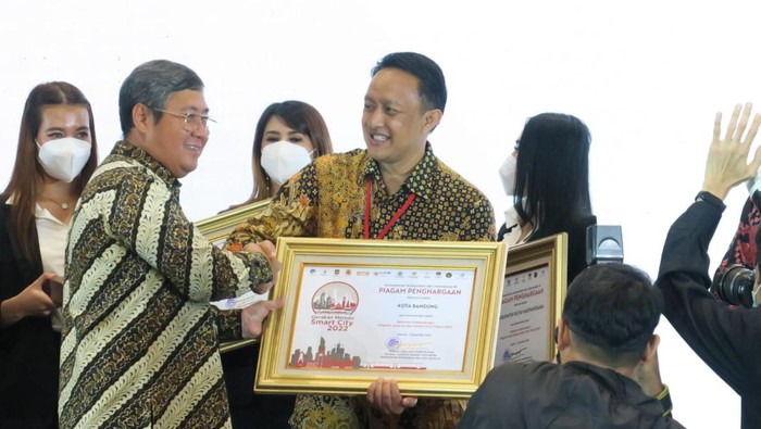 Pemkot Bandung terima penghargaan dari Kemenkominfo.
