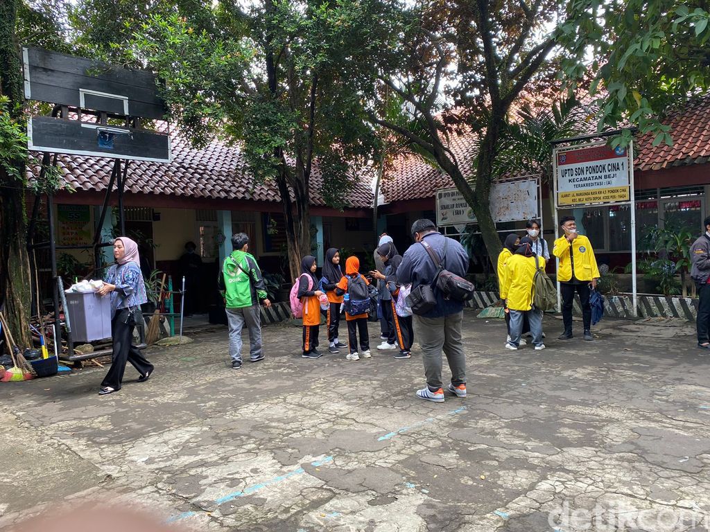 Pemkot Depok membatasi kegiatan belajar mengajar di SDN Pondok Cina 1 hingga Jumat (9/12). Orang tua (ortu) siswa merasa terusir atas keputusan tersebut. (Devi Puspitasari/detikcom)