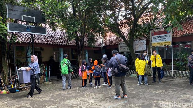 Pemkot Depok membatasi kegiatan belajar mengajar di SDN Pondok Cina 1 hingga Jumat (9/12). Orang tua (ortu) siswa merasa terusir atas keputusan tersebut. (Devi Puspitasari/detikcom)