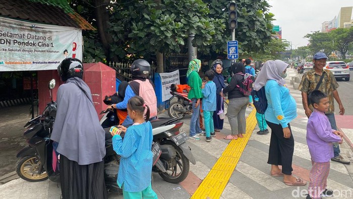 Pemkot Depok membatasi kegiatan belajar mengajar di SDN Pondok Cina 1 hingga Jumat (9/12). Orang tua (ortu) siswa merasa terusir atas keputusan tersebut. (Devi Puspitasari/detikcom)