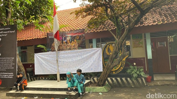 Pemkot Depok membatasi kegiatan belajar mengajar di SDN Pondok Cina 1 hingga Jumat (9/12). Orang tua (ortu) siswa merasa terusir atas keputusan tersebut. (Devi Puspitasari/detikcom)