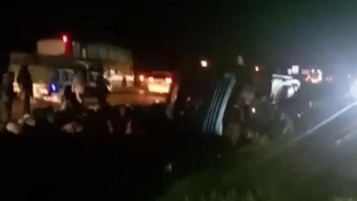 Penampakan mobil yang tertimpa bus di Tol Cipali KM 147