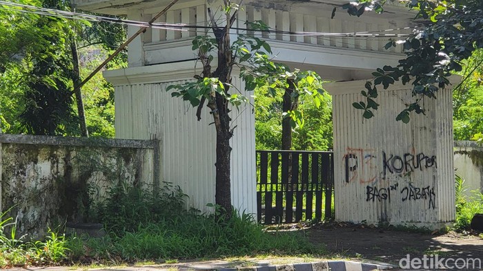 Penampakan Taman Bappeda hingga Taman DPRD Kab Sukabumi yang terkesan tak terurus, Jumat (2/12/2022)