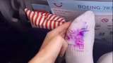 Kaos Kaki Wanita Ini Dicorat-coret Bocah di Pesawat, Netizen: Itu Salahmu!