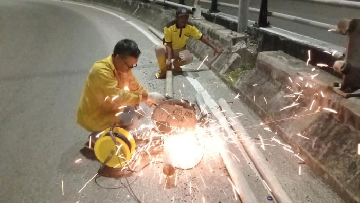 Perbaikan pagar flyover Jembatan Goyang di Ancol Jakarta Utara. (Dok Dinas Bina Marga DKI)