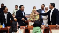Desy Ratnasari pun langsung menghadiri fit and proper test calon panglima TNI Laksamana Yudo Margono di gedung DPR.