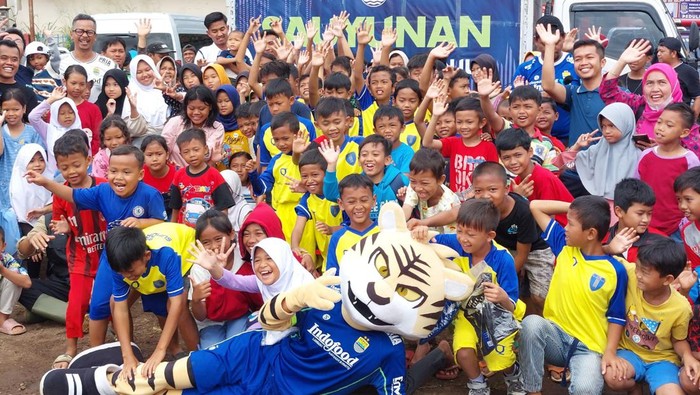 Persib beri trauma healing kepada anak-anak korban gempa Cianjur.