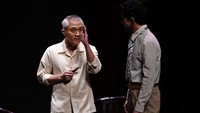 Pada pertunjukan silang-media bertajuk “Setelah Lewat Djam Malam” ini juga akan menghadirkan cuplikan adegan asli dari film karya Usmar Ismail tersebut di atas panggung, yang akhirnya menciptakan dialog antar media seni peran.