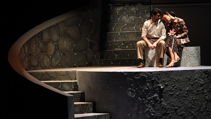 Pertunjukan Teater Lewat Djam Malam Sejumlah aktor dan aktris berakting dalam pertunjukan teater berjudul 'Setelah Lewat Djam Malam' di Taman Ismail Marzuki (TIM) Cikini, Jakarta, Kamis (1/12/2022). Pertunjukan yang memadukan seni teater dan film dalam satu panggung tersebut diilhami dari film klasik Lewat Djam Malam (1954) karya sutradara Usmar Ismail. ANTARA FOTO/Aditya Pradana Putra/rwa.