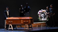 Pertunjukkan teater ini disutradarai oleh sutradara teater Yudi Ahmad Tajudin, dan ditulis oleh Permata Adinda dan Shohifur Ridhoi.