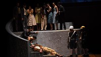 Sejumlah aktor dan aktris berakting dalam pertunjukan teater berjudul Setelah Lewat Djam Malam di Taman Ismail Marzuki (TIM) Cikini, Jakarta, Kamis (1/12/2022).