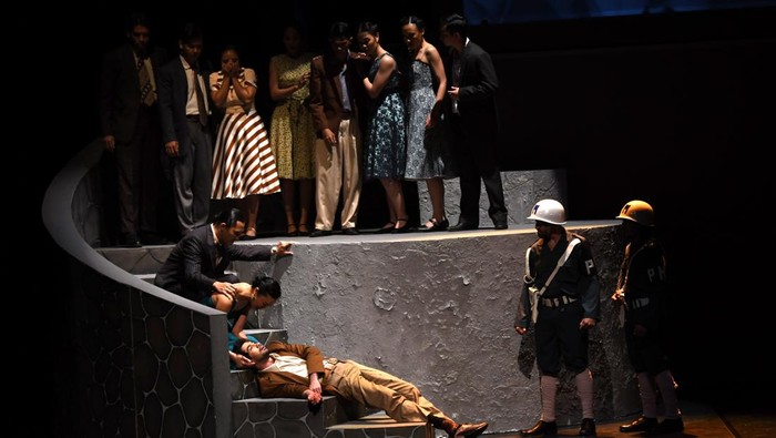 Sejumlah aktor dan aktris berakting dalam pertunjukan teater berjudul 'Setelah Lewat Djam Malam' di Taman Ismail Marzuki (TIM) Cikini, Jakarta, Kamis (1/12/2022). Pertunjukan yang memadukan seni teater dan film dalam satu panggung tersebut diilhami dari film klasik Lewat Djam Malam (1954) karya sutradara Usmar Ismail. ANTARA FOTO/Aditya Pradana Putra/rwa.